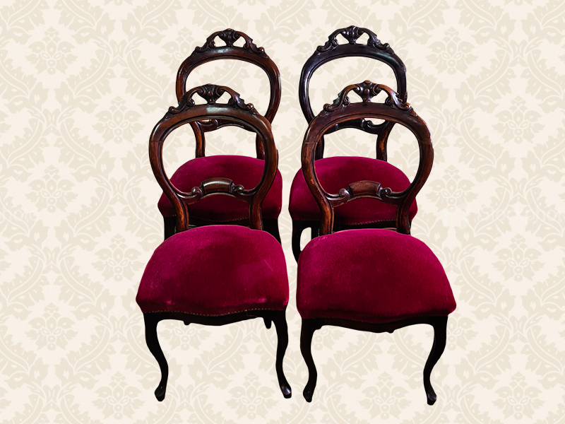 Crvene stilske stolice i sto