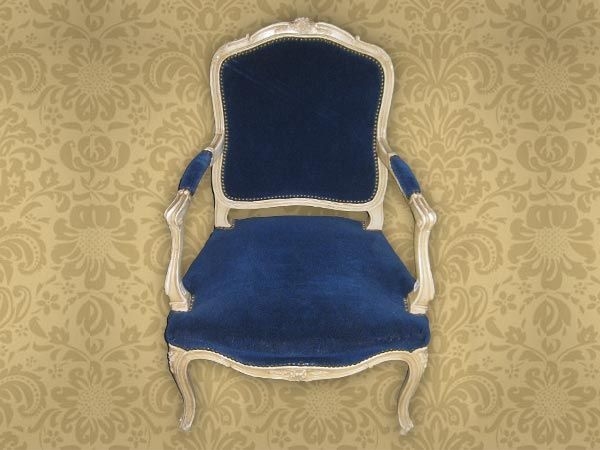 Tamno plava stilska bela stolica